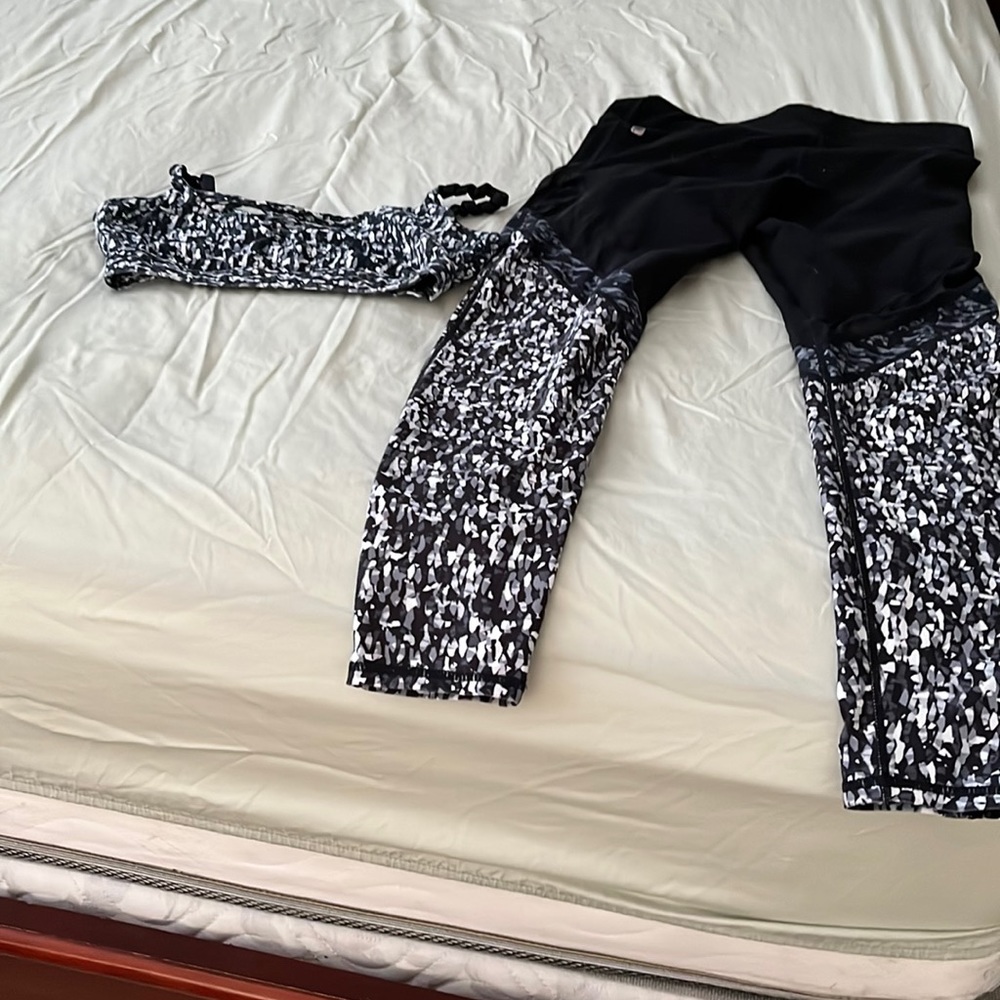 Black and white work out bra and leggings